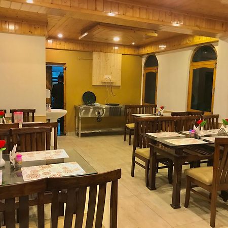 The Avenue Hotel , Manali A River Side Hotel Buitenkant foto